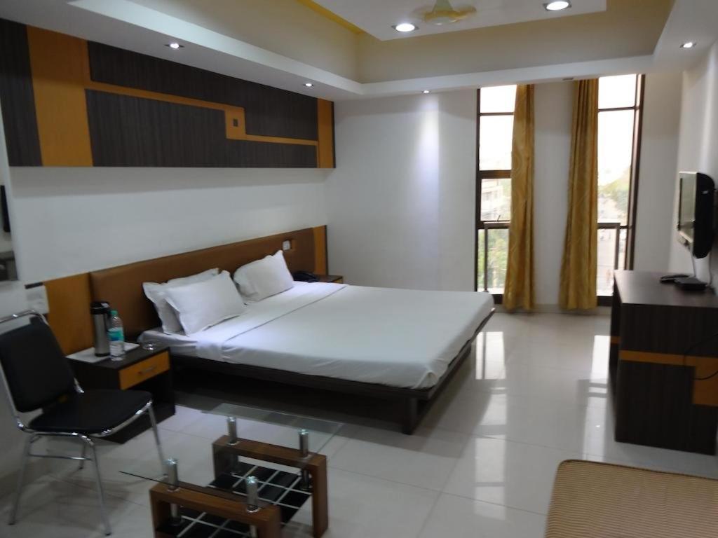 Hotel Grand Suites Indore Zewnętrze zdjęcie